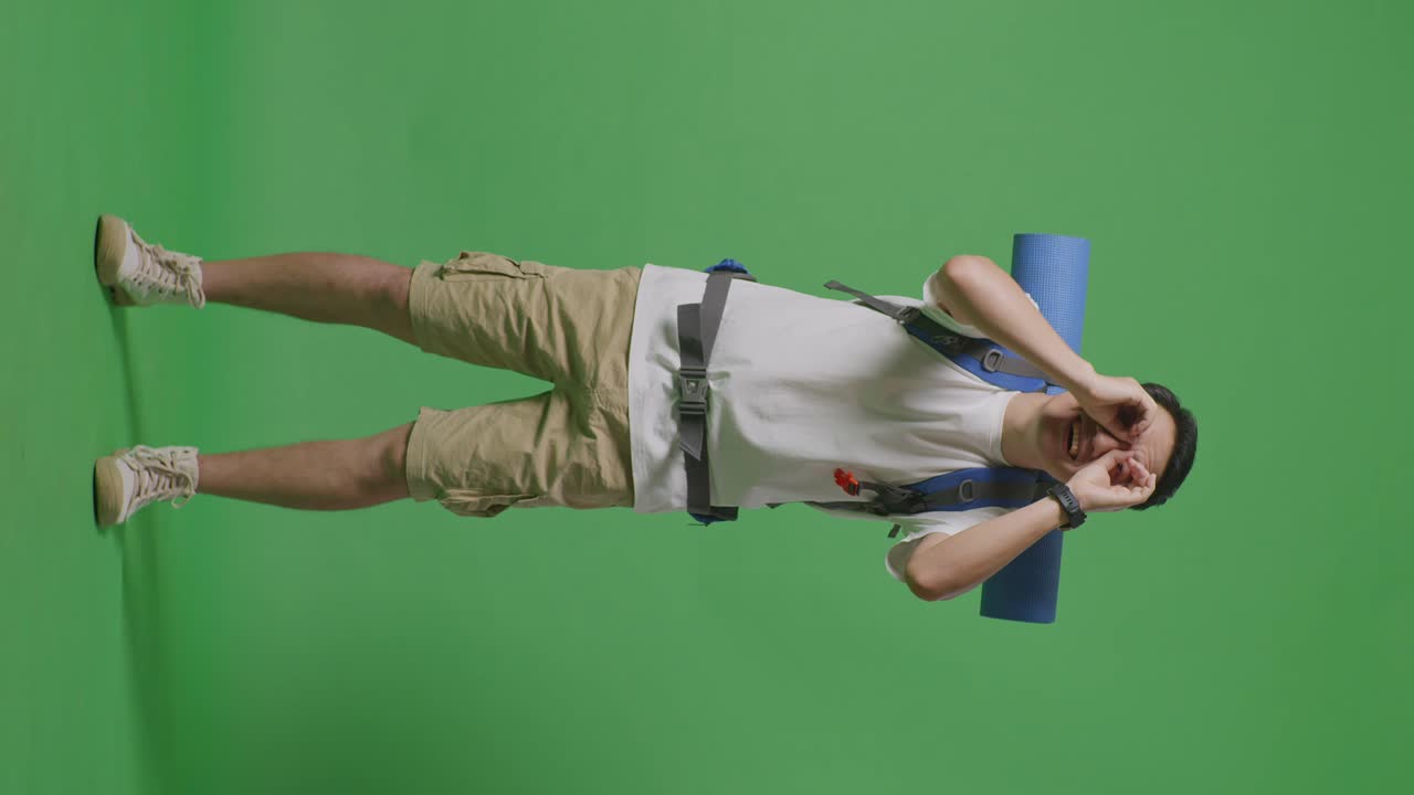 hombre con mochila en la pantalla verde