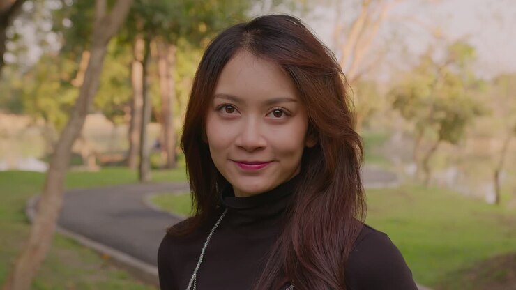 Donna sorridente nel parco