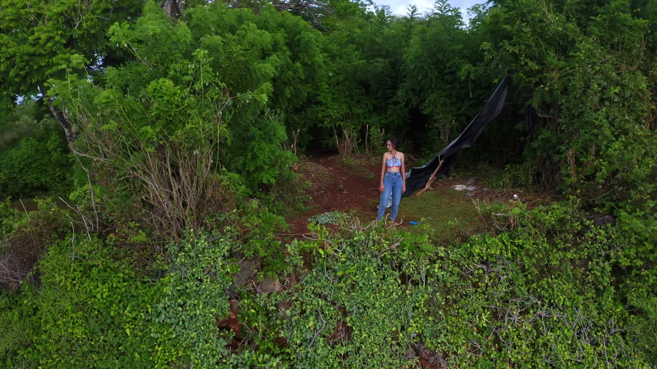 인도네시아 발리 의 울루와투 근처 의 절벽 가장자리 위 에 서 있는 아시아 여성