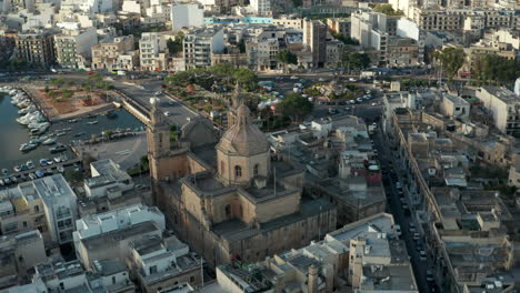 Majestuosa-Y-Hermosa-Iglesia-Católica-Marrón-En-La-Ciudad-De-Msida,-Malta-Desde-La-Perspectiva-Aérea-De-Drones