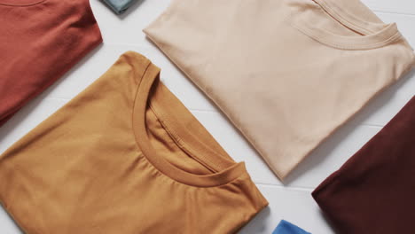 video de una capa plana de camisetas multicolores con espacio de copia sobre un fondo blanco