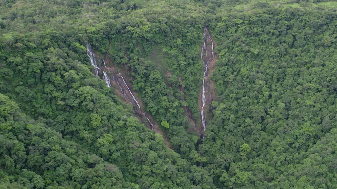catarata en el denso bosque verde de costa rica - video en 4k