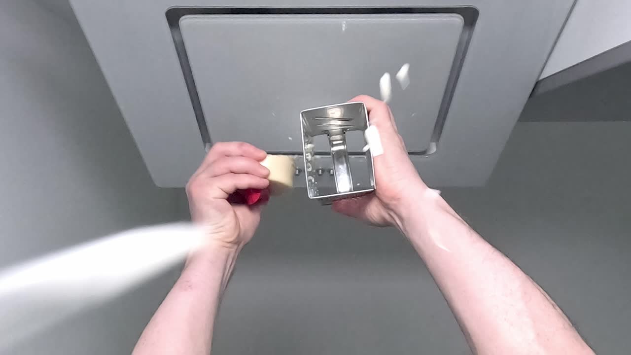 el queso rallado cae en un ángulo bajo cámara de vista inferior en cámara lenta