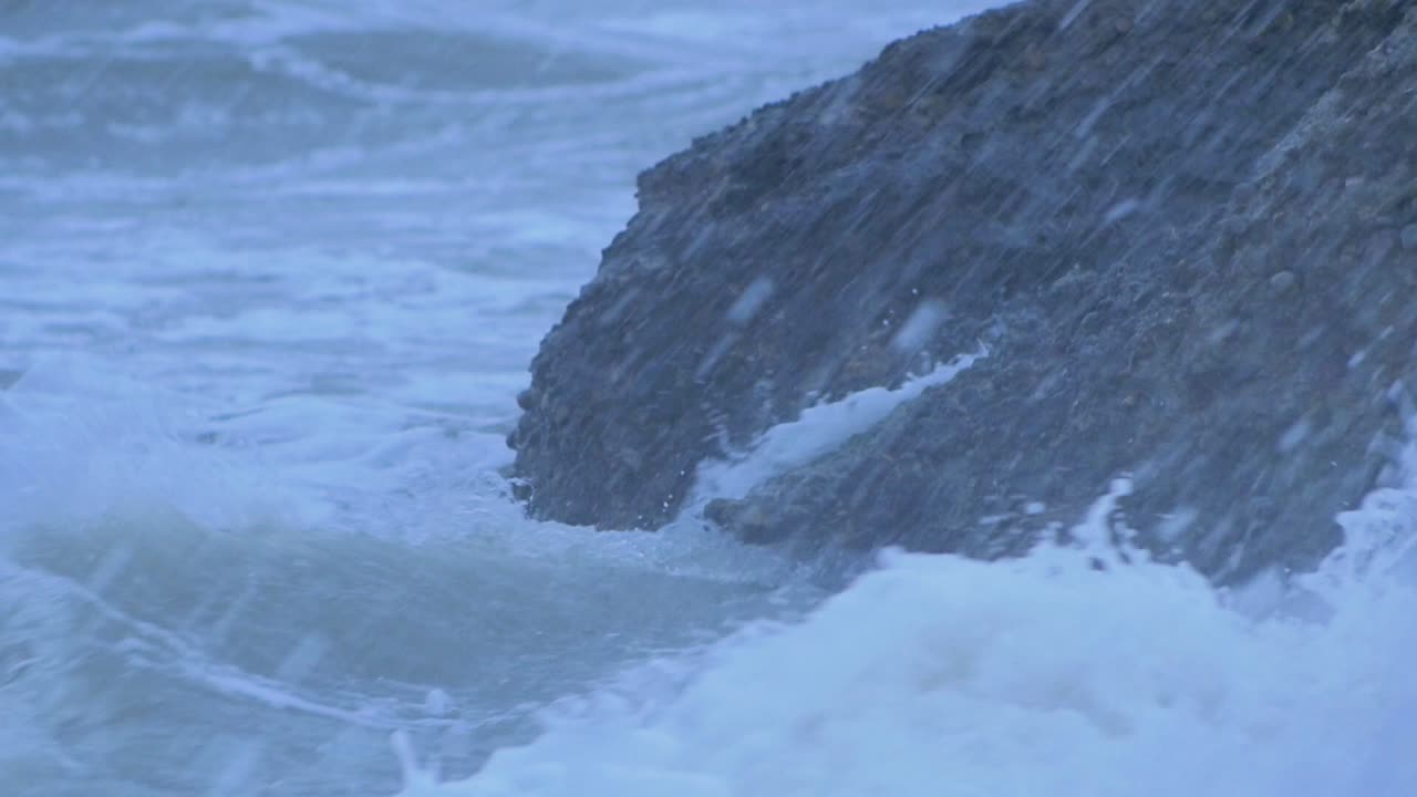 리파자(liepaja)의 카로스타 북부 요새(karosta northern forts)에서 버려진 해변 요새 건물 폐허에 부서지는 큰 폭풍우, 슬로우 모션 미디엄 클로우즈업