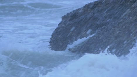 grandes olas tormentosas rompiendo contra las ruinas abandonadas del edificio de fortificación junto al mar en los fuertes del norte de karosta en liepaja, cierre medio en cámara lenta