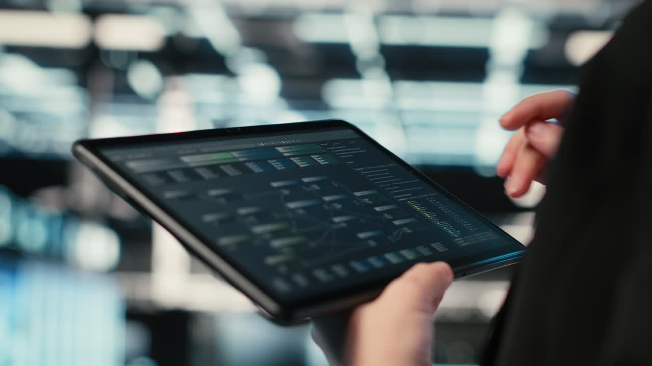 Programador en centro de datos usando aplicación de programación y tablet