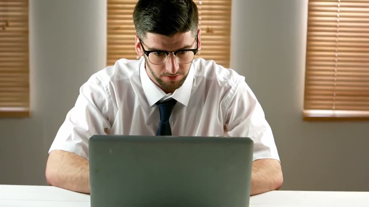 hombre de negocios trabajando en una computadora portátil