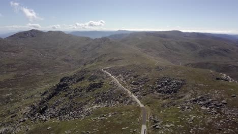 ruta de senderismo en el monte kosciuszko en nsw, australia