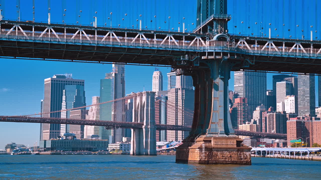 Ponte di Brooklyn e skyline di Manhattan: iconica vista di New York. Vivace paesaggio urbano con l'iconico Ponte di Brooklyn