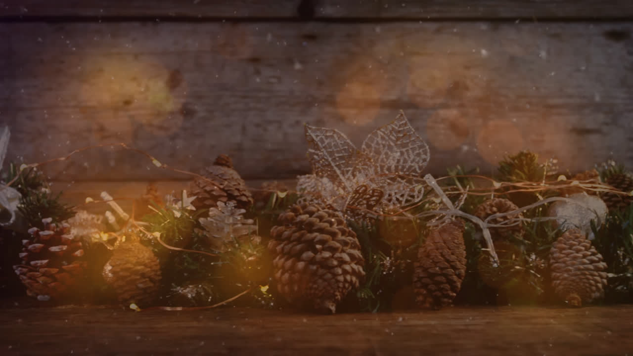 Digital komposisjon av lysflekker mot julepynt på treoverflate