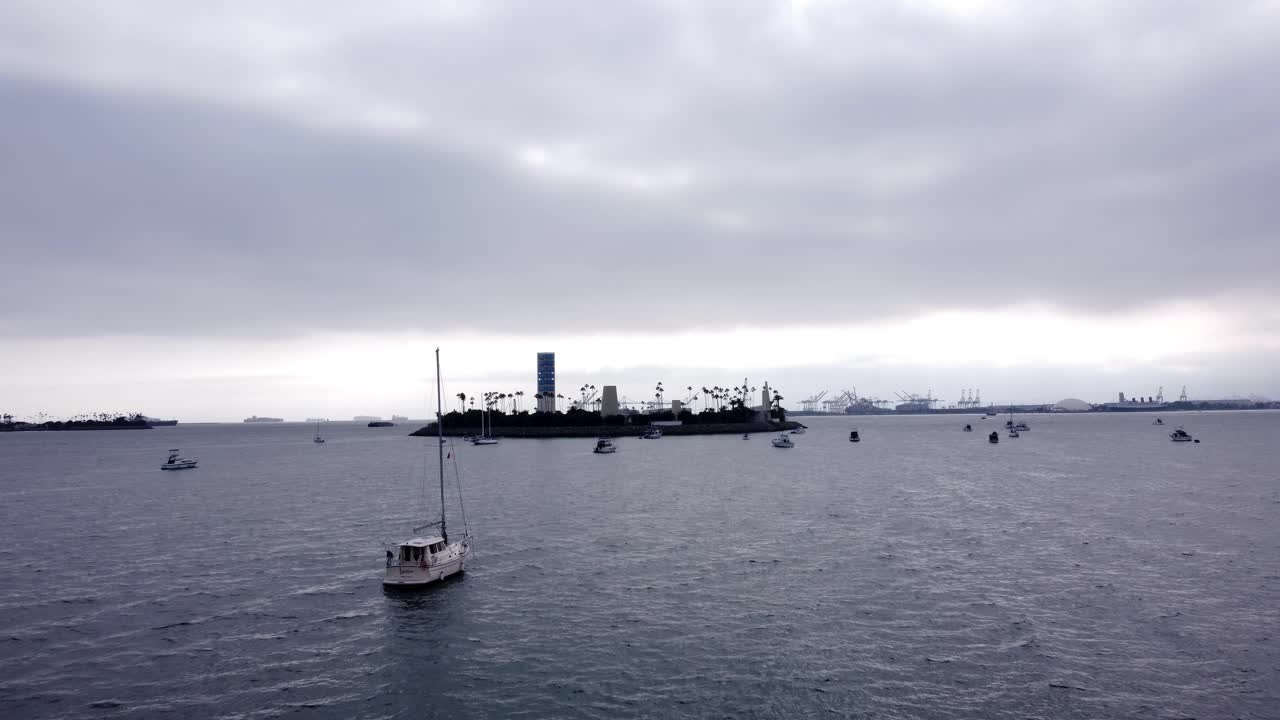 놀라운 공중 드론 샷, 캘리포니아 롱비치에 있는 썸스 섬을 향해 빠르고 낮게 날아가는 드론