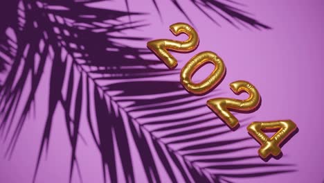 balón de oro 2024 sobre fondo rosa de palmeras siluetas