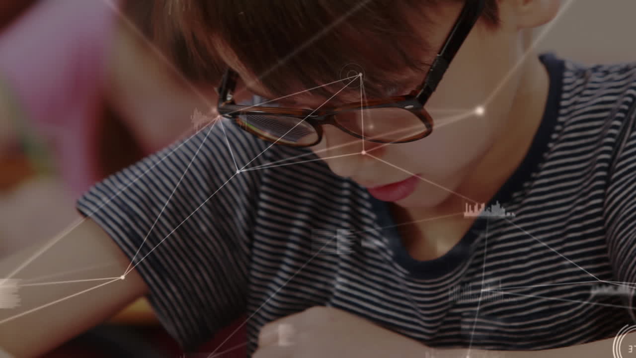 red de conexiones y procesamiento de datos contra un niño caucásico dibujando en su libro en la escuela