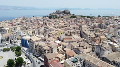 Horizonte-De-La-Ciudad-De-Corfú-En-La-Isla-De-Corfú,-Grecia,-Imágenes-De-Drones