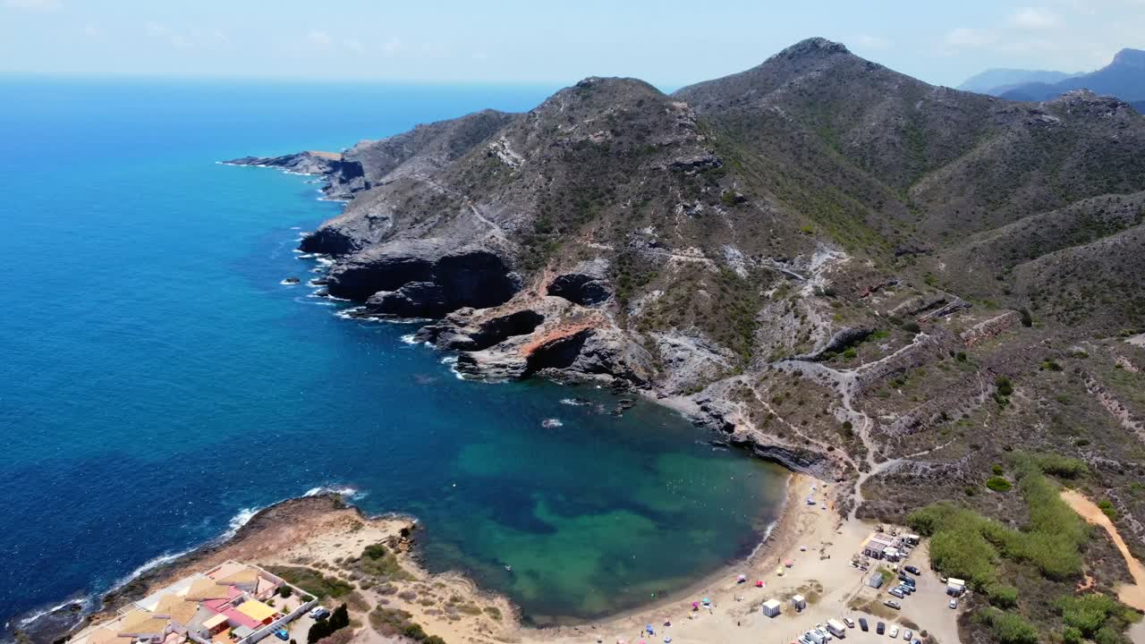 Paesaggio costiero con montagne e spiaggia