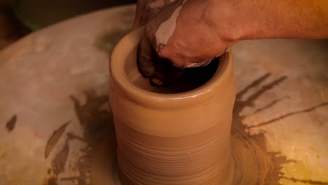 Potter-at-work-makes-ceramic-dishes.-India,-Rajasthan.