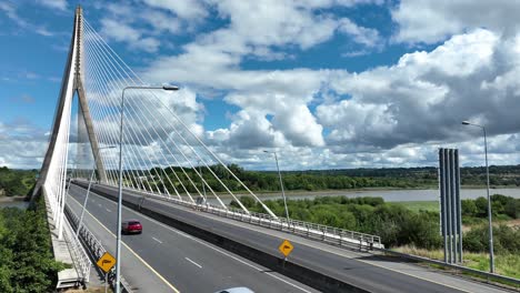 el tráfico cruza un puente en un brillante día de verano en waterford, irlanda.
