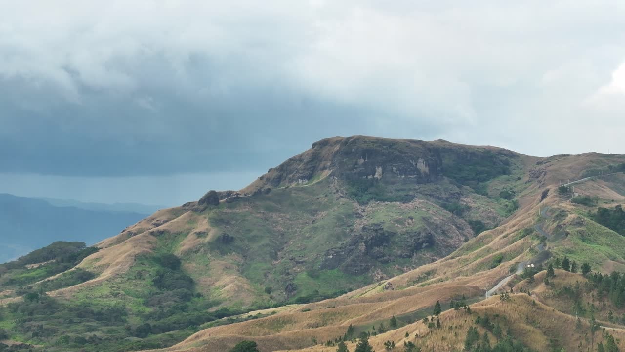 피지 의 산 들 위 에 있는 드론 영상