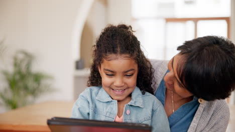 Ältere-Frau,-Kind-Oder-Kuss-Per-Tablet-Im-Wohnzimmer