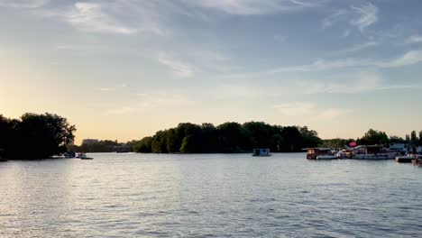 Idyllisches-Leben-In-Der-Wunderschönen-Landschaft-Des-Berliner-Flussufers-Bei-Sonnenuntergang