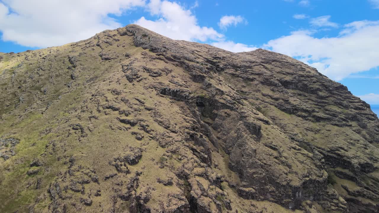 vistas a la montaña y al cielo de una montaña en oahu