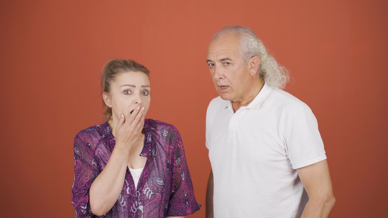 결혼 한 부부 는 놀란 마음 으로 서로 를 쳐다보았다.