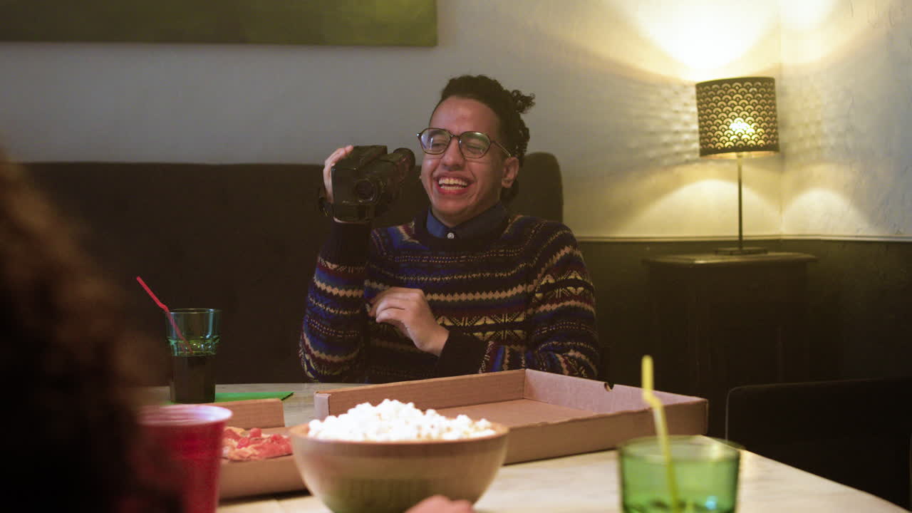 hombre grabando a sus amigos