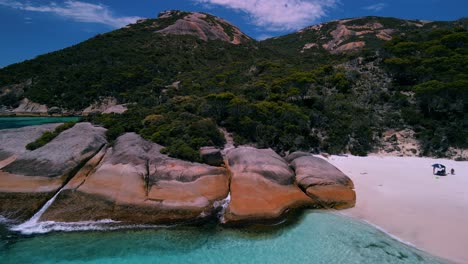 Ubicación-De-La-Pasión-Por-Los-Viajes,-Antena-De-Aguas-Turquesas-Cristalinas-De-La-Pequeña-Playa-De-Australia-Occidental-Ubicada-En-La-Bahía-De-Dos-Pueblos