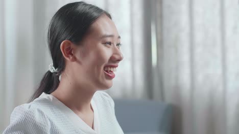집에서 데스크에서 일하면서 축하하는 하우스 모델과 함께 아시아 여성 엔지니어의 클로즈업