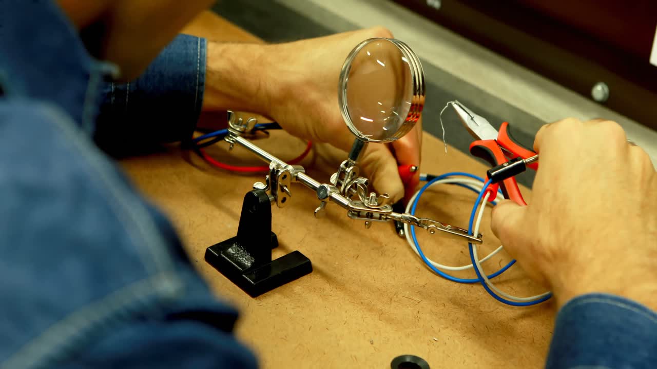 trabajador masculino que trabaja en el escritorio en la oficina 4k