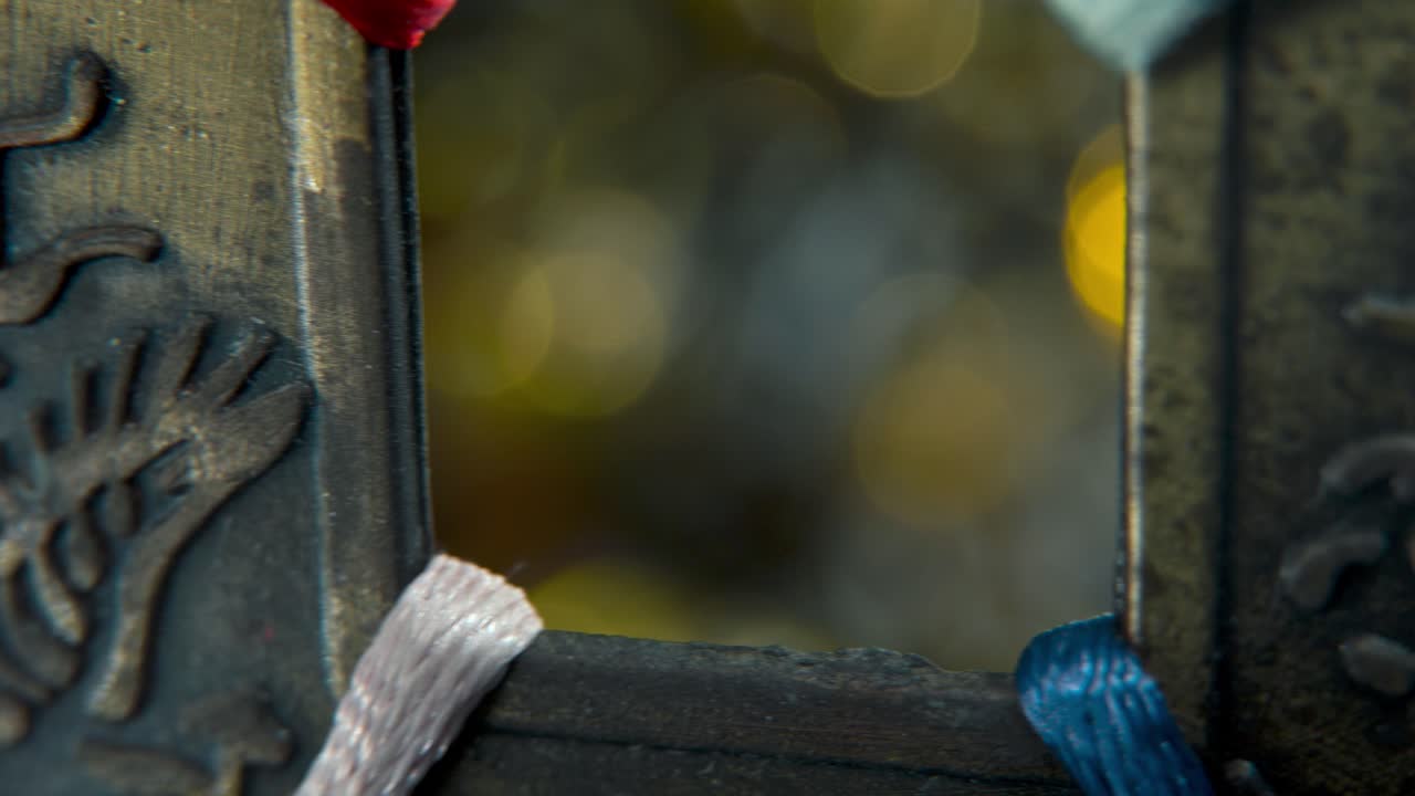 중국 고대 전통 행운 동전, 아시아 새해 장식, 황금 반이는 흐릿한 배경, 사각형 구, 빨간 줄, 문화 휴일, 부드러운 느린, 오른쪽 4k 비디오