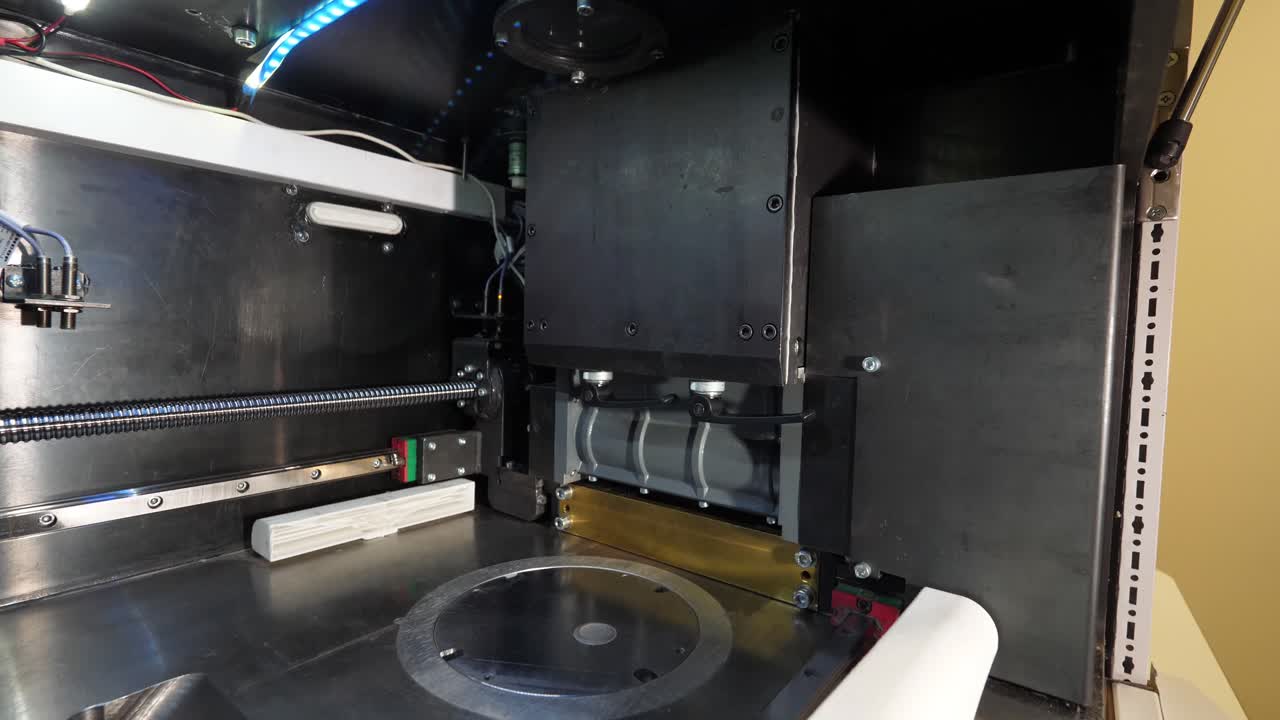 부품과 함께 산업 기계 작업 스테이션