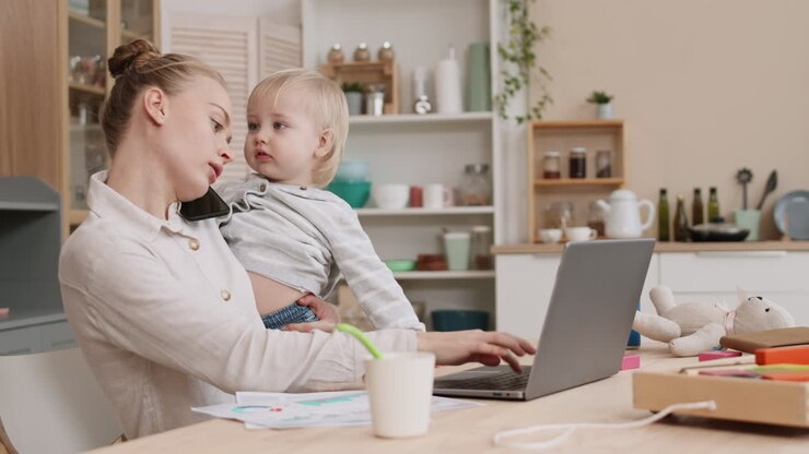 madre che lavora a casa con il bambino