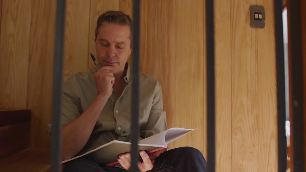 hombre sentado en las escaleras en casa