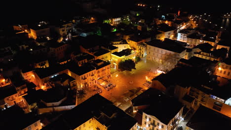 Imágenes-Aéreas-De-La-Plaza-Syntagma-En-Nafplio,-Grecia-Por-La-Noche