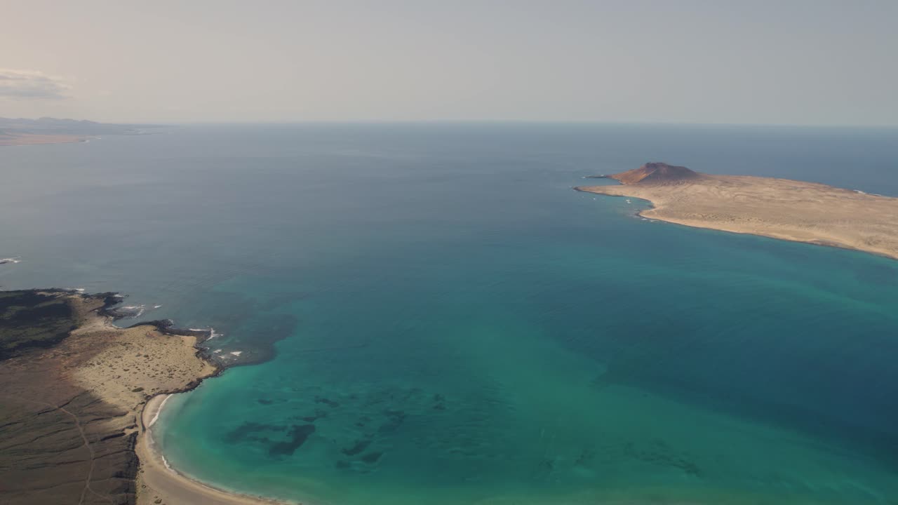vista aérea del estrecho entre lanzarote y la graciosa, islas canarias, españa