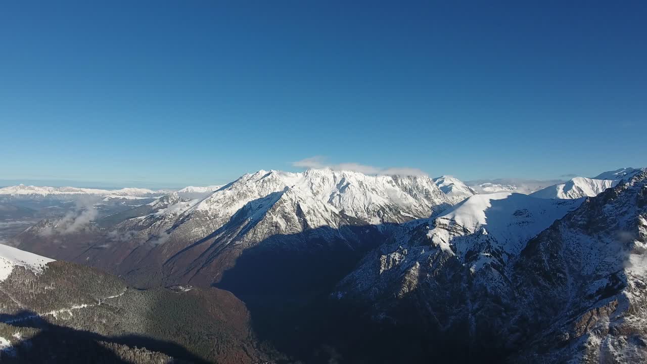 Vista panoramica con drone di una valle e montagne innevate. Giornata di sole, Francia