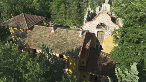 una villa abandonada cubierta de árboles, parcialmente escondida en el exuberante bosque cerca de urbino, italia