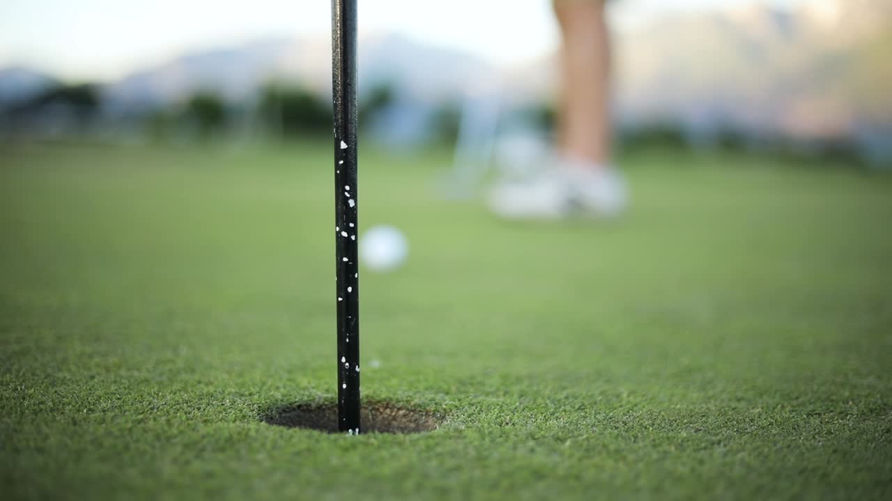 퍼트를 거의 놓친 골퍼