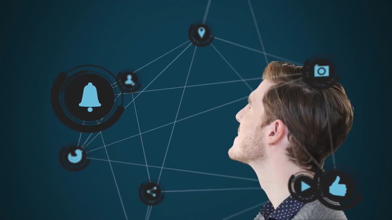 animación de un hombre caucásico mirando la red de conexiones con iconos sociales