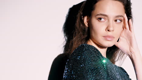 mujer de moda en vestido de noche que refleja