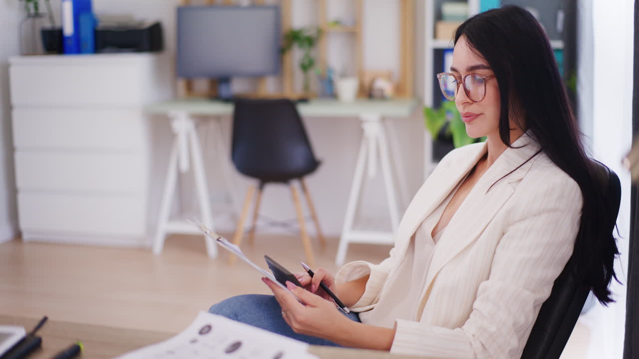 una mujer de negocios segura trabaja en la oficina, cuenta con una calculadora, analiza el informe financiero y la condición de la empresa