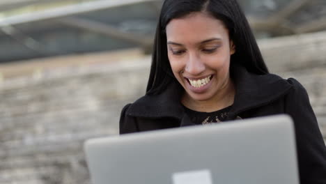 Glückliche-Junge-Frau-Mit-Laptop-Angenehm-überrascht