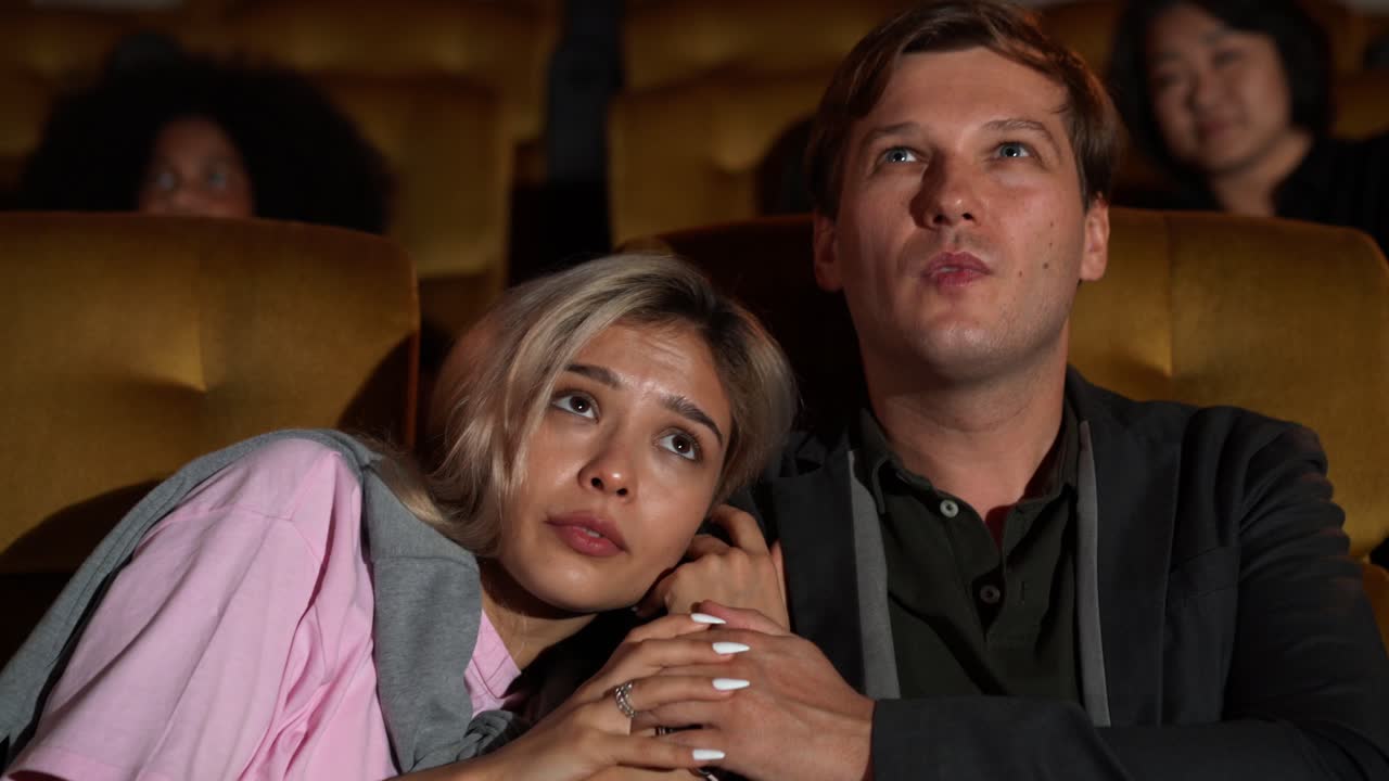 관객들이 영화관에서 영화를 보고 있습니다.