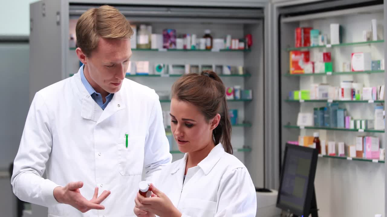 약사 들 이 약 에 대해 이야기 하고 있다