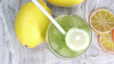 bebida helada de limón y lima