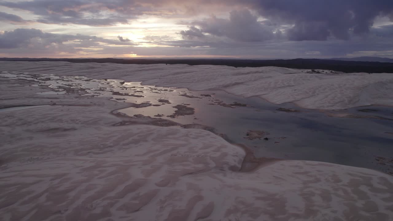 paisaje atmosférico de la playa de dunas de arena de stockton al atardecer en nueva gales del sur, australia