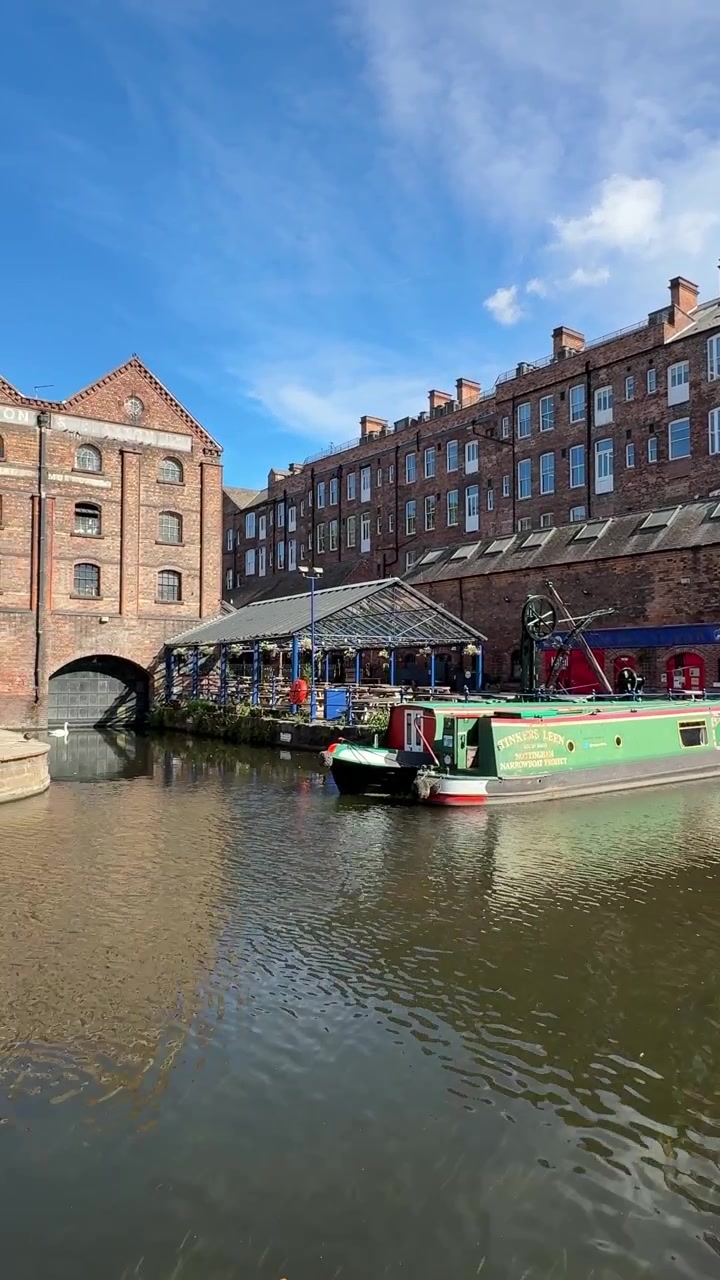 Vista del Nottingham Castle Wharf Canalside lungo il Canale di Nottingham, con vivaci corsi d'acqua britannici vicino a Old Market Square nel centro di Nottingham, Nottinghamshire, Inghilterra