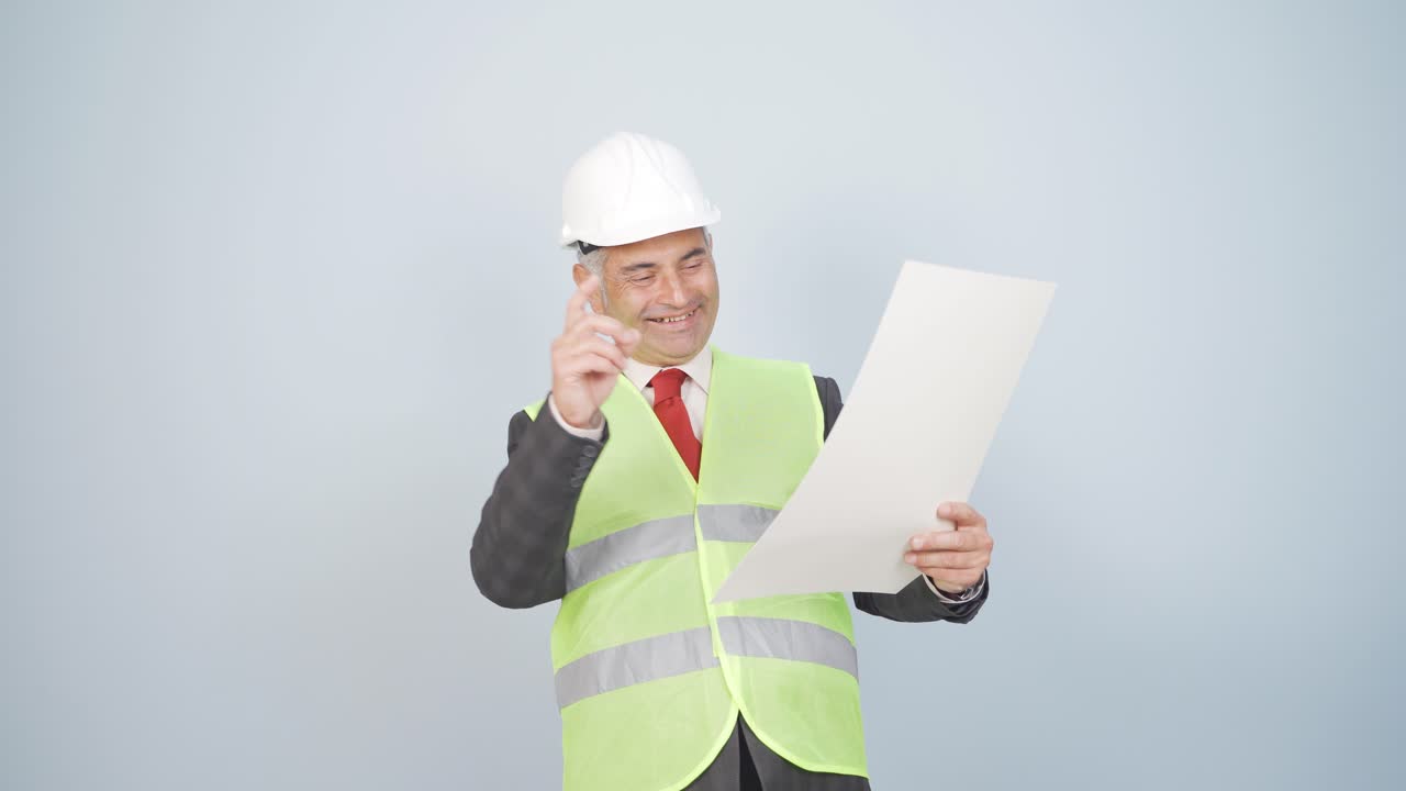 el ingeniero que tiene el proyecto se ríe.