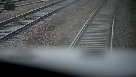 Blick-Aus-Der-Ersten-Person-Auf-Die-Bahngleise-Vom-Fahrenden-Zug-Aus